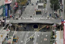 Giant sinkhole opens on a road in Japan (Photo) Giant sinkhole opens on a road in Japan (Photo)