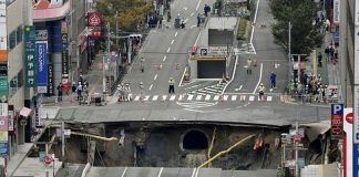 Giant sinkhole opens on a road in Japan (Photo) Giant sinkhole opens on a road in Japan (Photo)