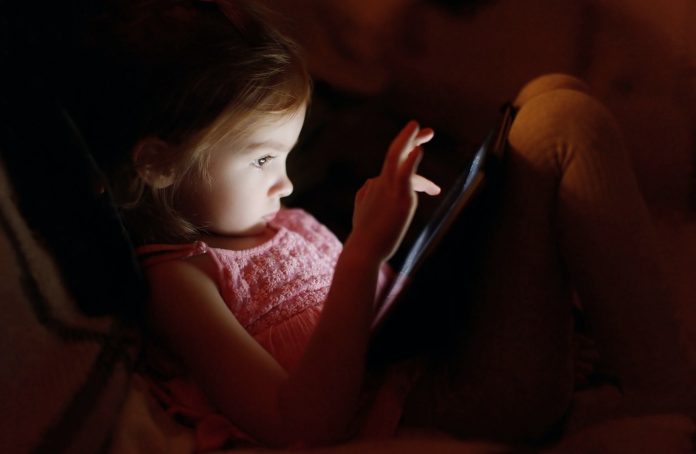 Scientists Find Link Between “Screen Time” and Sleep Quality