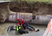 Texas Sinkhole Swallows 2 Cars; 1 Person Rescued, 1 Dead Texas Sinkhole Swallows 2 Cars; 1 Person Rescued, 1 Dead