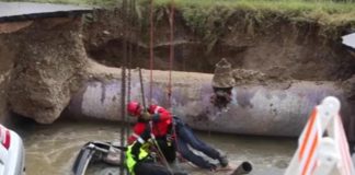 Texas Sinkhole Swallows 2 Cars; 1 Person Rescued, 1 Dead Texas Sinkhole Swallows 2 Cars; 1 Person Rescued, 1 Dead