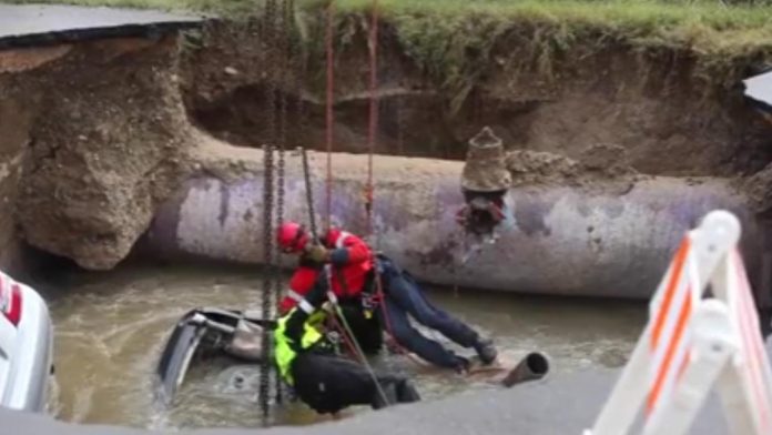 Texas Sinkhole Swallows 2 Cars; 1 Person Rescued, 1 Dead