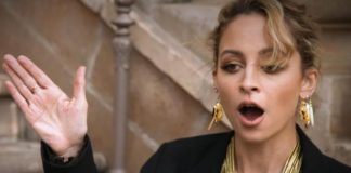 Nicole Richie smacked in face when high-five goes wrong during awkward interview Nicole Richie smacked in face when high-five goes wrong during awkward interview