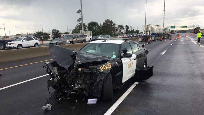 401 closed near Oshawa after stolen vehicle rams two OPP cruisers