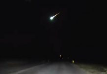Police dashcam catches meteor streaking through sky (Video) Police dashcam catches meteor streaking through sky (Video)