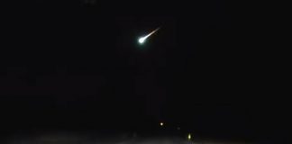 Police dashcam catches meteor streaking through sky (Video) Police dashcam catches meteor streaking through sky (Video)
