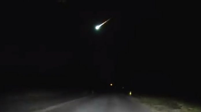 Police dashcam catches meteor streaking through sky (Video)
