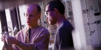 Tech: Chemists achieve unprecedented molecular triple jump with multi-ringed metal complexes — (Report)