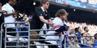 Giants fan: Saints Fan Helping Disabled Fan Stand (Picture) Giants fan: Saints Fan Helping Disabled Fan Stand (Picture)
