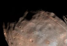 Tech: Mars moon got its grooves from rolling stones — (Report)