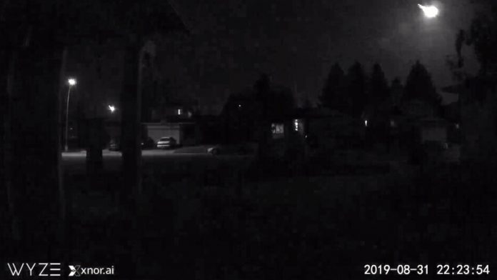 Fireball lights up Edmonton night sky (Video)