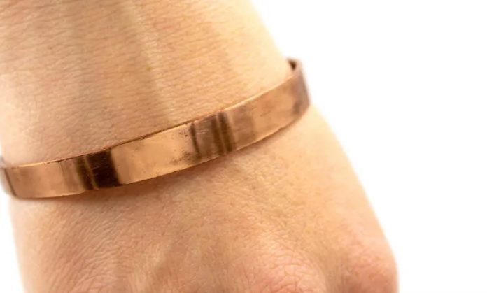 Copper bracelets and magnetic wrist straps are ineffective against arthritis