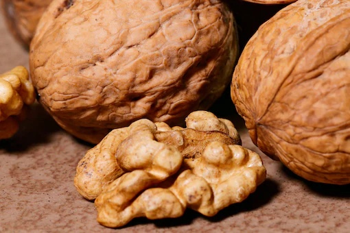 Eating nuts reduces mortality risk, studies find