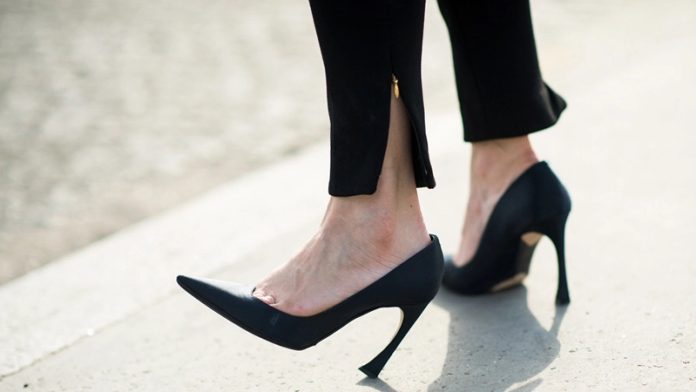 Researcher proves high heels make men more helpful