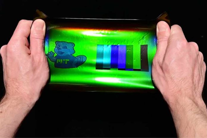 Berkeley engineers develop first working color-changing film