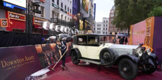 Downton Abbey bids farewell with The Grand Finale emotional premiere in London Downton Abbey bids farewell with The Grand Finale emotional premiere in London